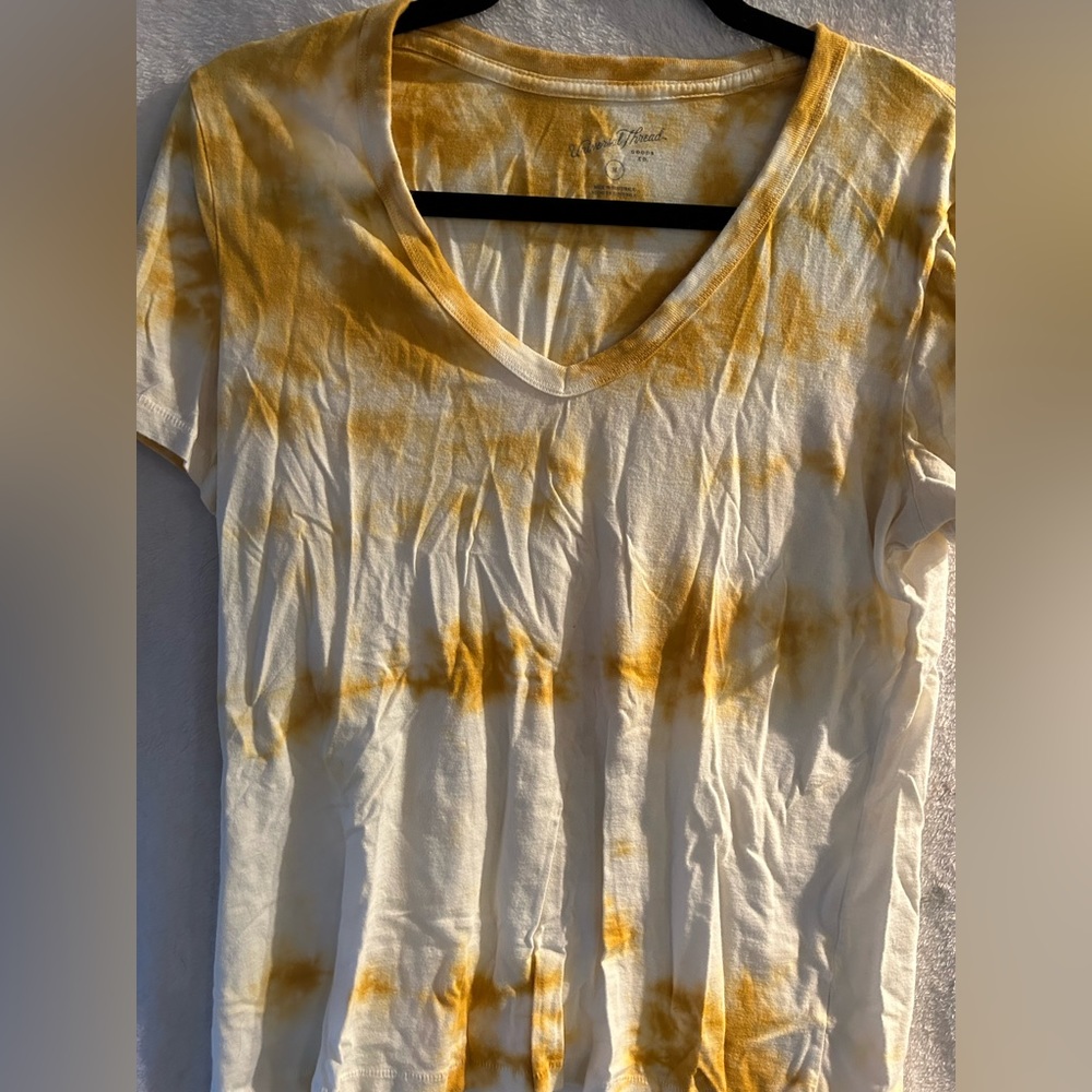 Tie-dye yellow and white tee